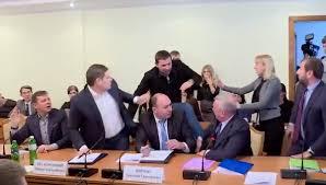 У соцмережах обговорюють удар Парасюка по голові працівника СБУ Пісного