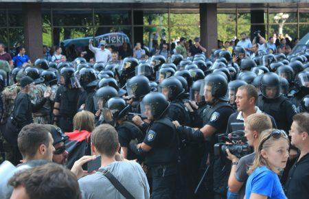 Заворушення під Радою: бійки, гранати, знесення православного хреста