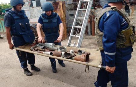 У Мелітополі рятувальники розібрали приватний паркан з сотні боєприпасів