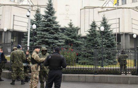 Под КСУ прошел митинг против отмены закона «О люстрации»