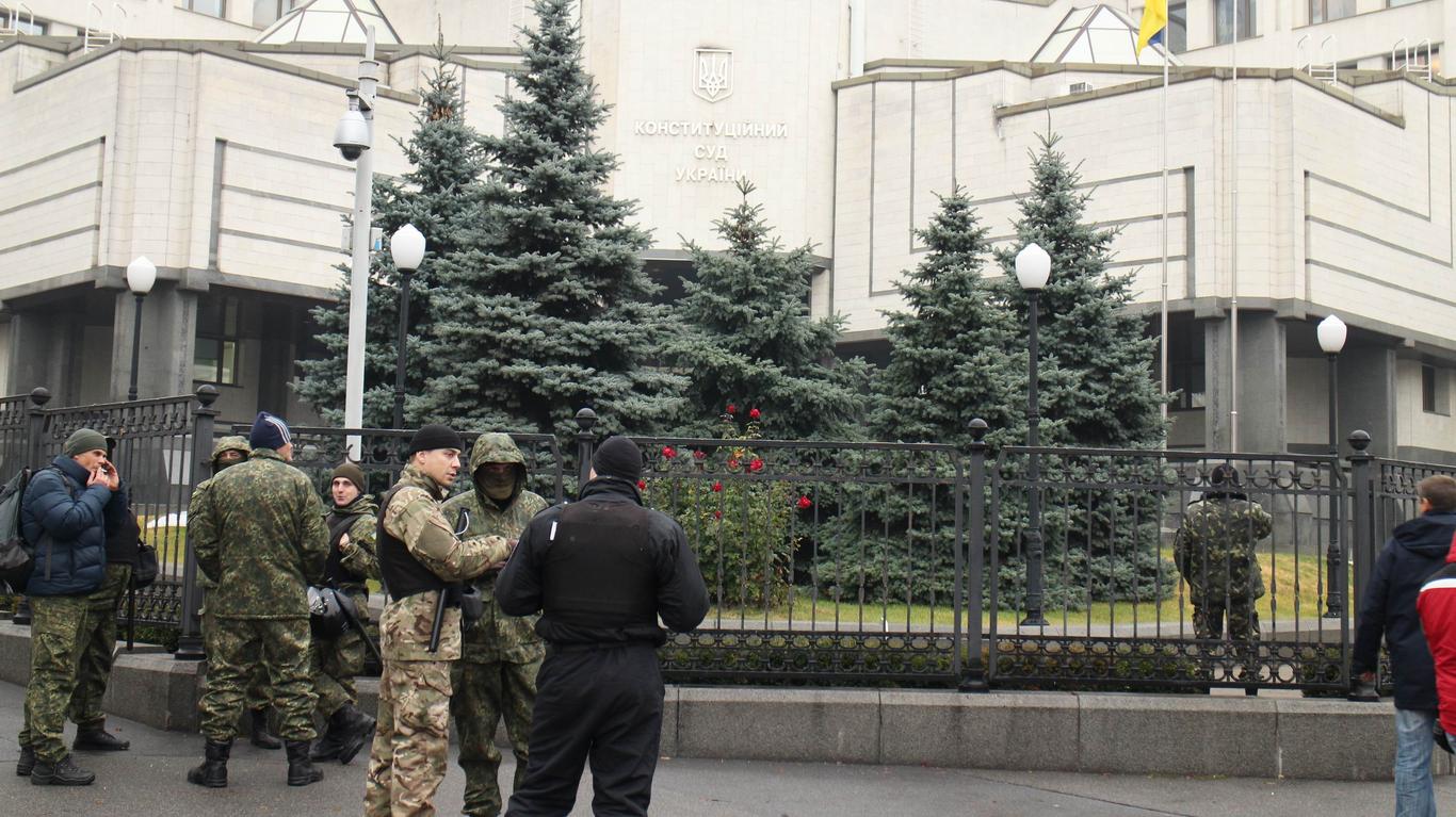 Под КСУ прошел митинг против отмены закона «О люстрации»