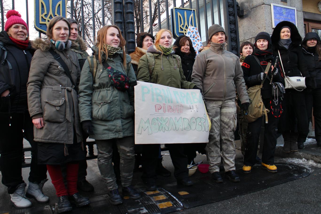 Ми не є куховарки, ми є рівноправні воїни, — активістка