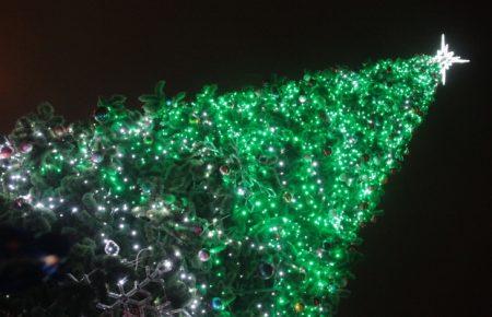 Сьогодні по всій країні запалили новорічні ялинки