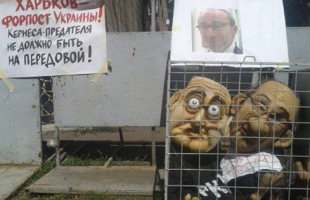 Кернес у залі суду помітно нервує. Активісти принесли плакати і карикатури