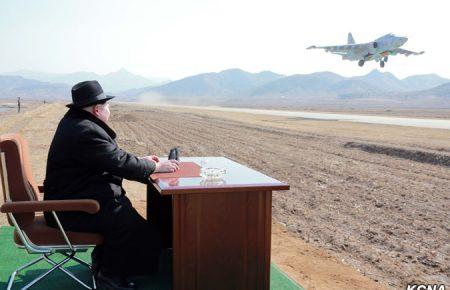 Диктатор КНДР відвідав навчання військових пілотів (фоторепортаж)