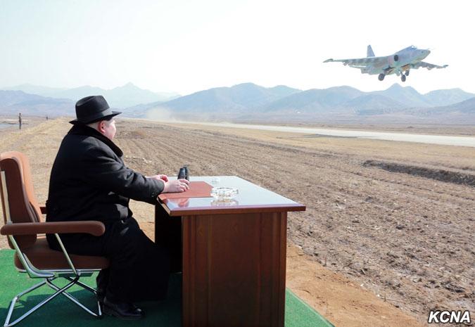 Диктатор КНДР відвідав навчання військових пілотів (фоторепортаж)