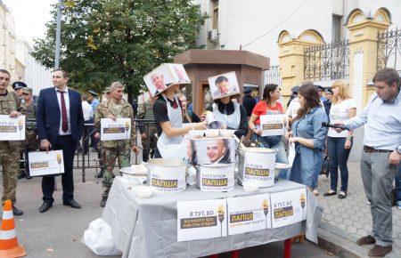 Під АП провели «Фестиваль бюрократичної лапші»