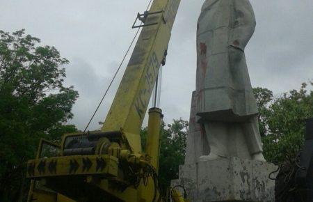 В Одесі комунальники зносять останнього Леніна