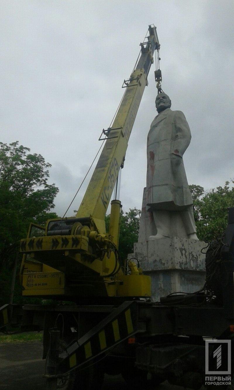 В Одесі комунальники зносять останнього Леніна