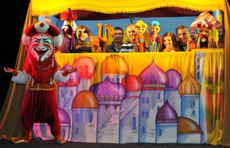 У Чернівцях акторів театру ляльок змушують виступати на приватному святі