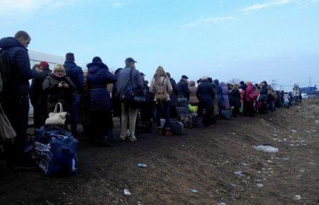 На Донеччині кілометрові черги на блокпостах, люди ночували серед поля