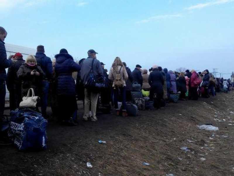 Черга на КПВВ «Зайцево»: чотириста метрів за чотири години