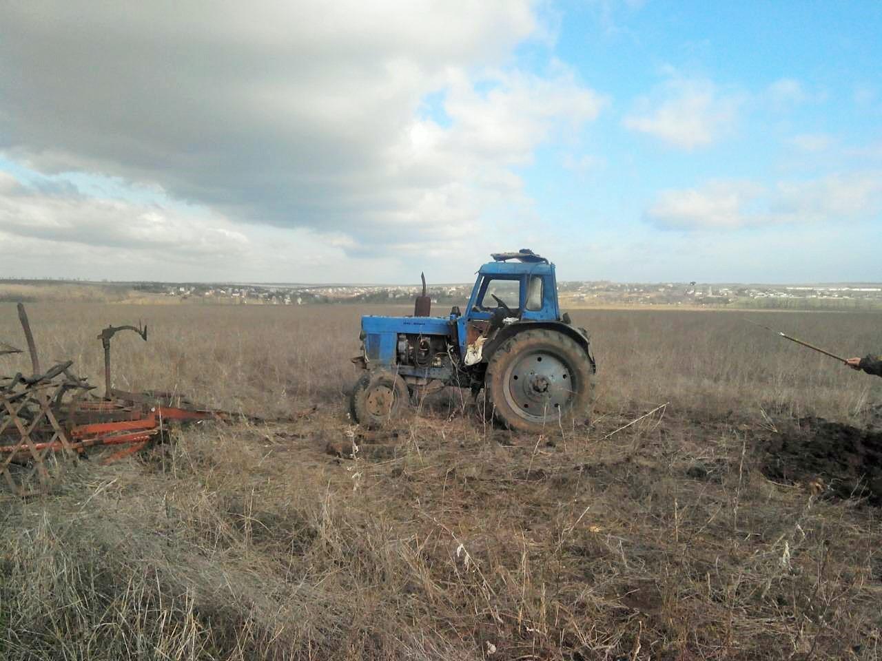 Під Маріуполем на вибухівці бойовиків підірвався тракторист