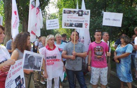 Під час засідання по справі Кернеса під будівлею суду влаштували пікет