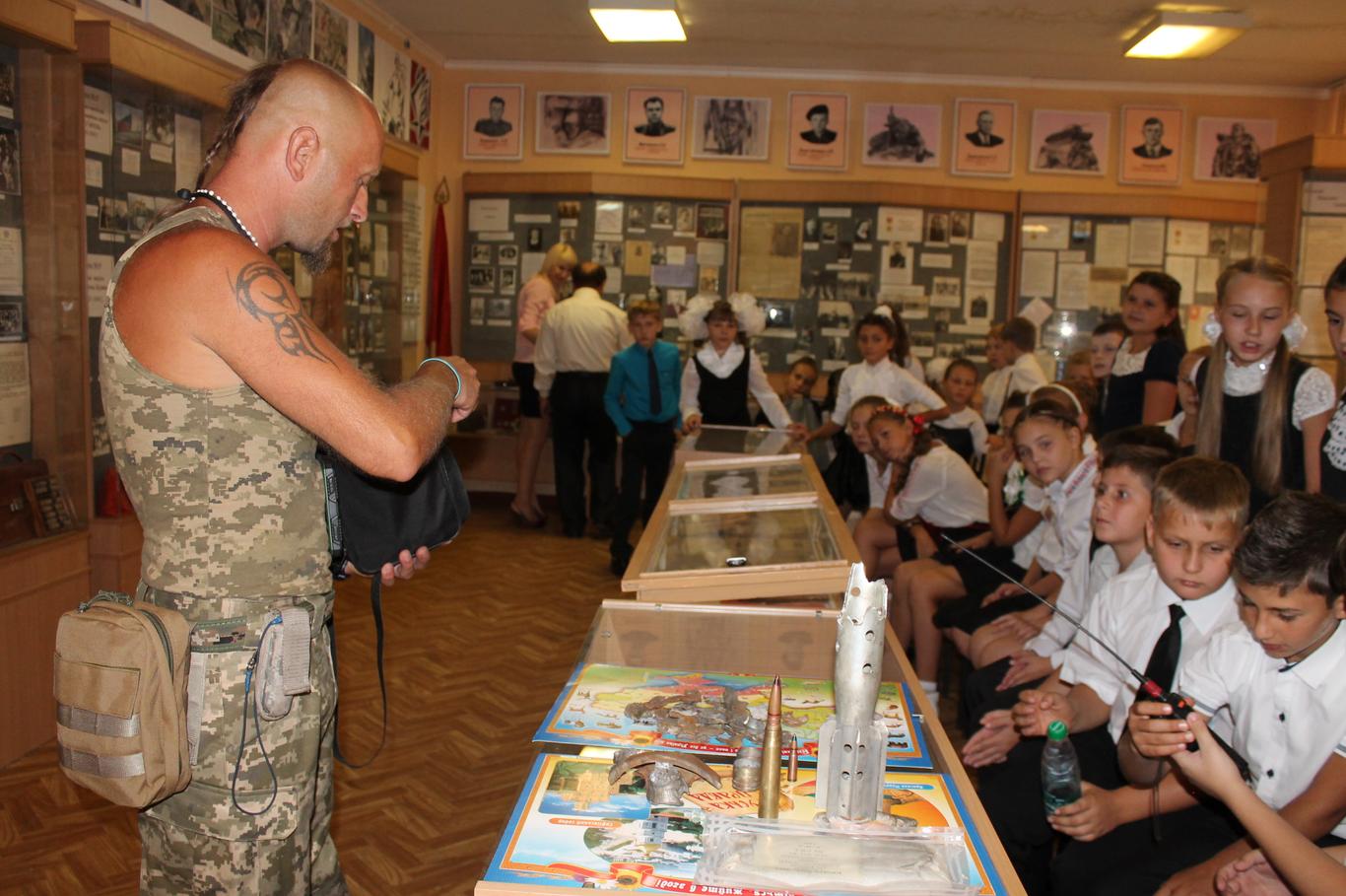 В городе Часов Яр на первый звонок военные принесли остатки снарядов