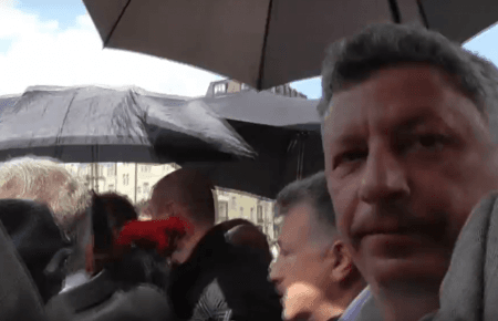 Нардепа від «Опоблока» Юрія Бойка під час покладання квітів облили водою