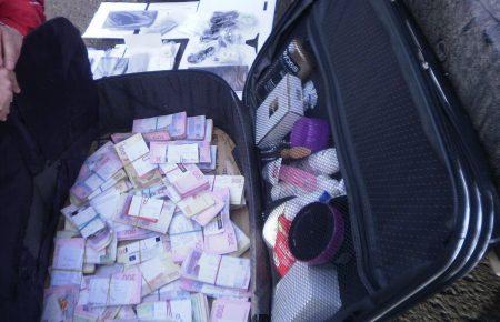 Чоловік намагався провезти 200 тис. грн, картки і планшети на непідконтрольну територію