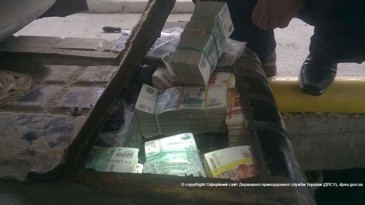 Українець віз до Росії майже 500 млн рублів — прикордонники