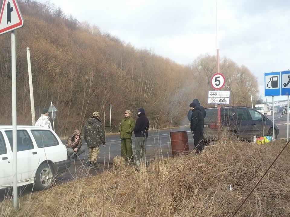 На Закарпатті будують блок-пости і блокують в’їзд російських вантажівок