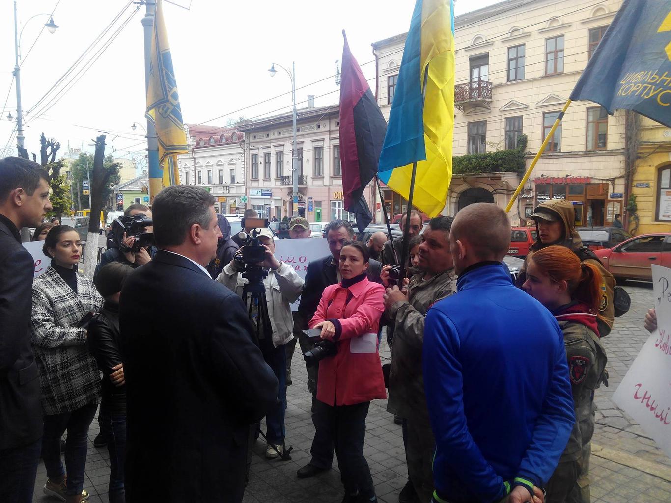 В Чернівцях активісти вимагали затримання водія, який збив комунальника