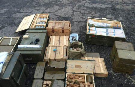 У Новоайдарі виявили арсенал зброї