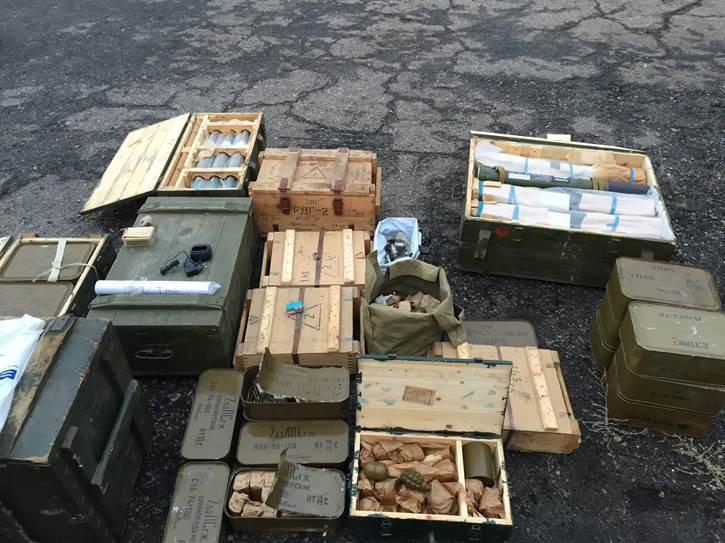 У Новоайдарі виявили арсенал зброї