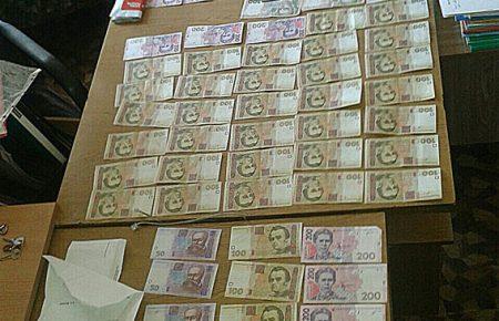 Заступницю очільника залізничної станції затримали на хабарі в 43 000 грн