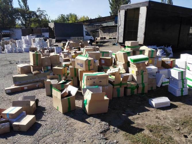 Тонни одягу намагалися провезти незаконно на підконтрольну бойовикам територію