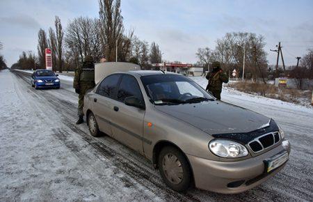 Погрожуючи ножем, маріупольського таксиста змушували їхати до Горлівки