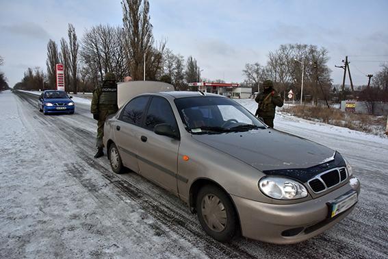 Погрожуючи ножем, маріупольського таксиста змушували їхати до Горлівки