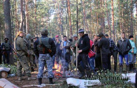 Нацгвардія з БТРом та 200 волинян у лісі «розганяли» бурштинокопачів