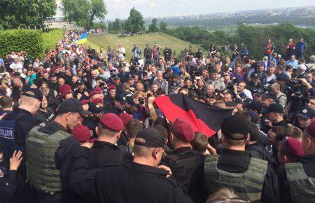 Сутички в Києві: Націоналісти проти людей з георгіївськими стрічками