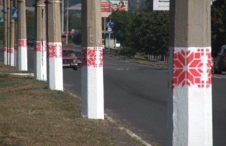 У Костянтинівці центральний проспект оздобили вишиванками