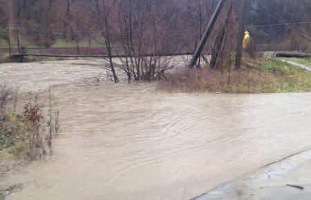 На Закарпатті підтоплено 167 господарств і перекрили трасу
