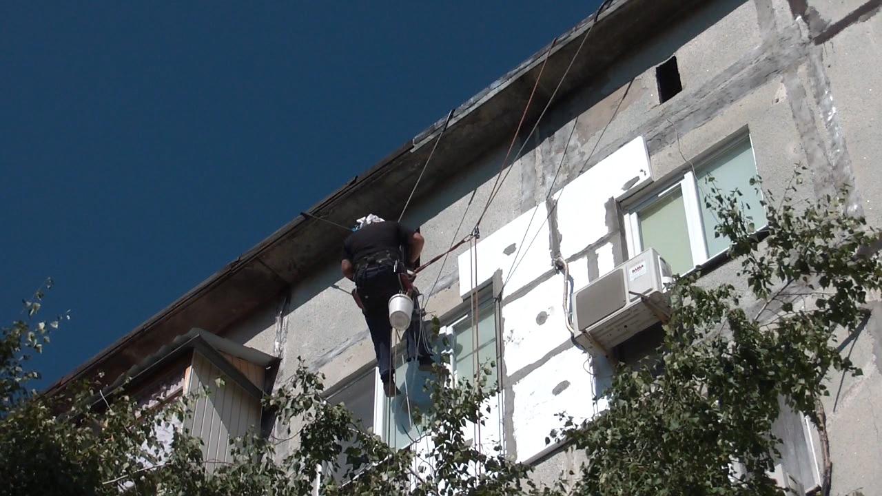 У Костянтинівці городяни за свої кошти ремонтують покрівлю в багатоповерхівках