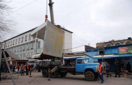 На Центральному ринку Луганська демонтують торгові модулі