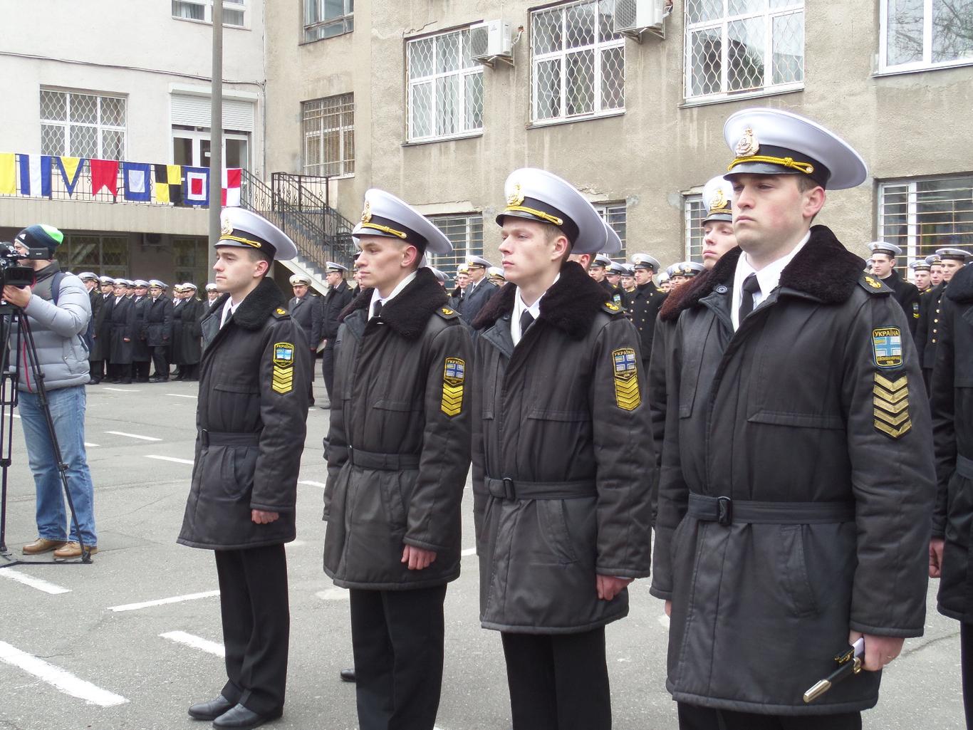 Курсанти, які співали гімн під час захоплення академії в Криму, отримали кортики в Одесі