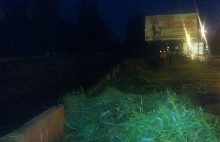 У Керчі комунальники витягли бруд з річки і розкидали його по тротуару