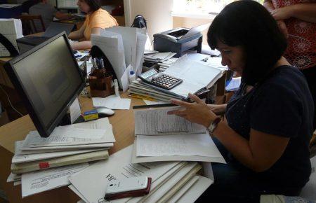 В Чернівцях волонтери допомагають працівникам соцзахисту оформляти субсидії