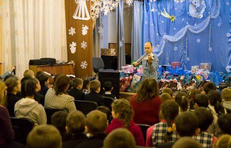 Звичайні люди стали Дідами Морозами для 160 закарпатських сиріт