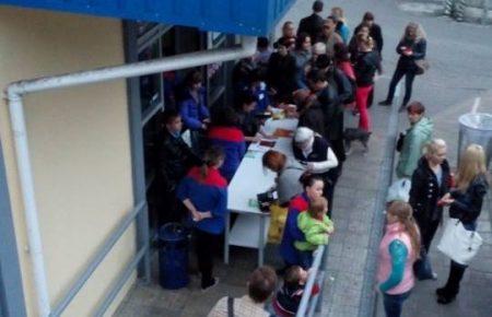 Севастопольські супермаркети розпродають продукти «з рук»