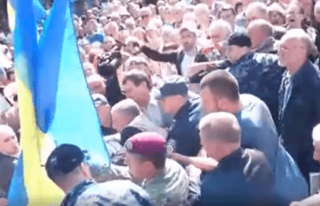 У Харкові під час покладання квітів до Меморіалу Слави відбулися зіткнення