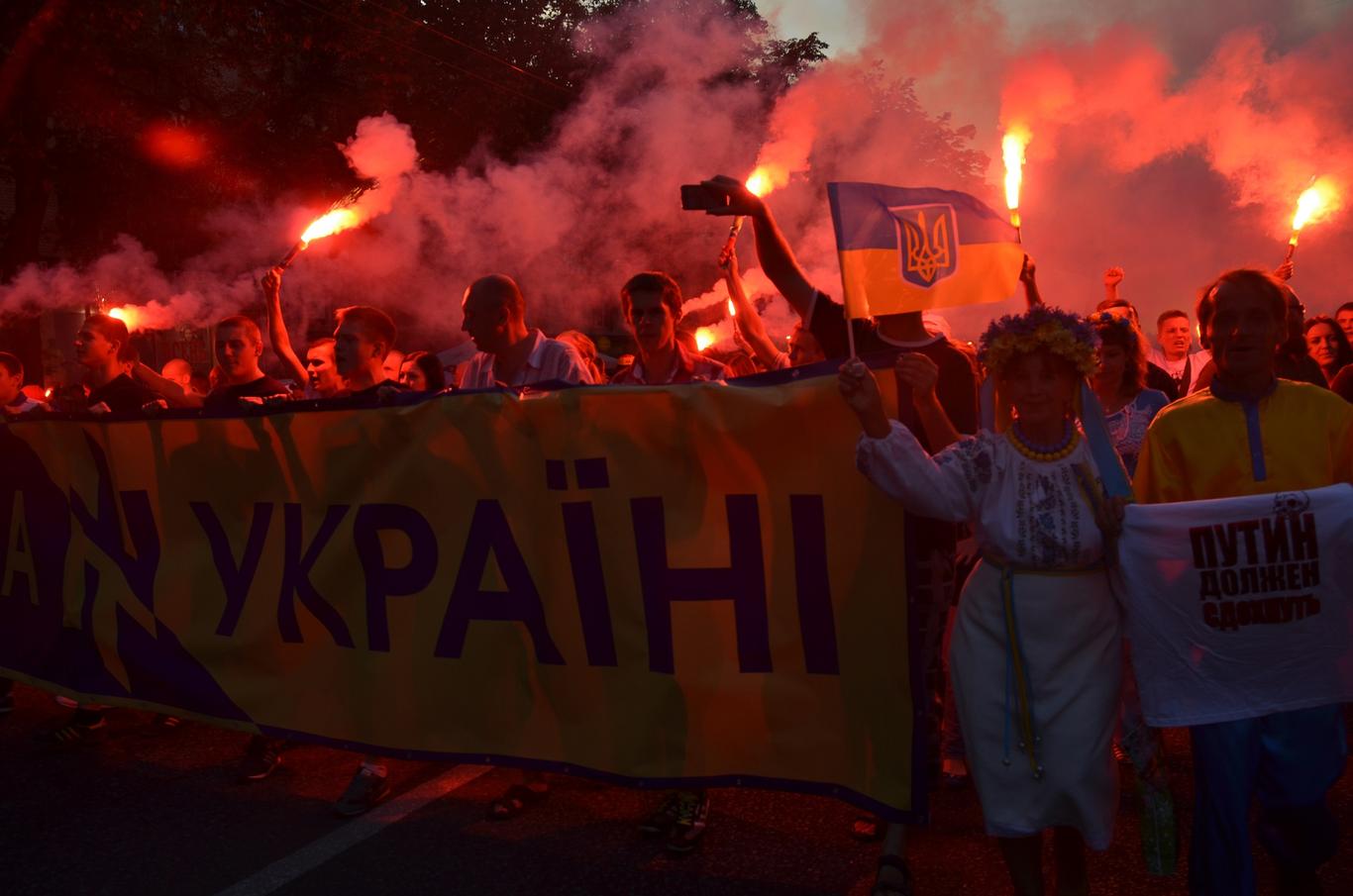 У Запоріжжі близько 1000 людей вийшли на марш з приводу Дня прапора