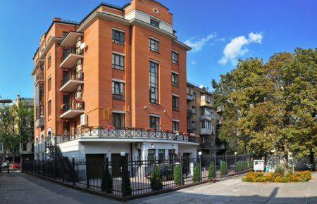 Невідомі закидали будівлю центру Росспівробітництва у Києві димовими шашками