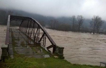 Угорщина відправила на Закарпаття 100 тисяч мішків для берегоукріплення