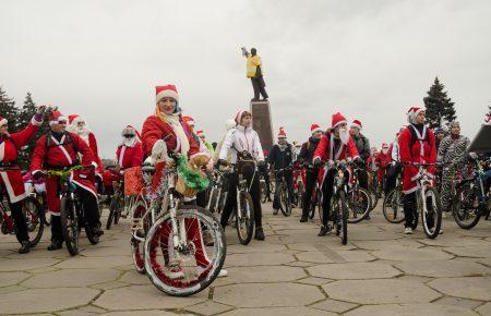 У Запоріжжі пройшов передноворічний велопробіг дідів морозів