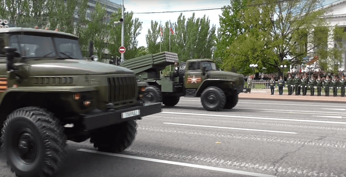 У Донецьку на параді до 9 травня лякали фашистами «сусідньої України»