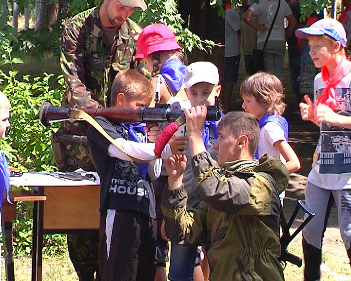 У Маріуполі військові вчили дітей, як поводитися із зброєю