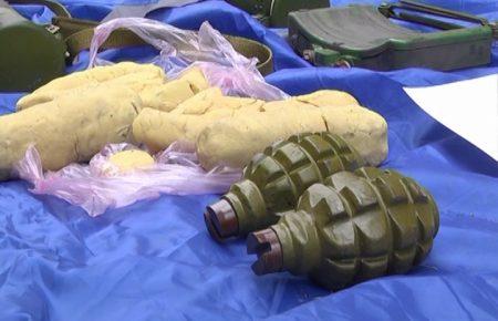 У Маріуполі іномарка перевозила цілий арсенал зброї