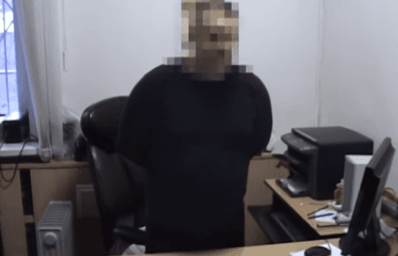 У Дніпропетровську чиновник вимагав гроші за позбавлення батьківства